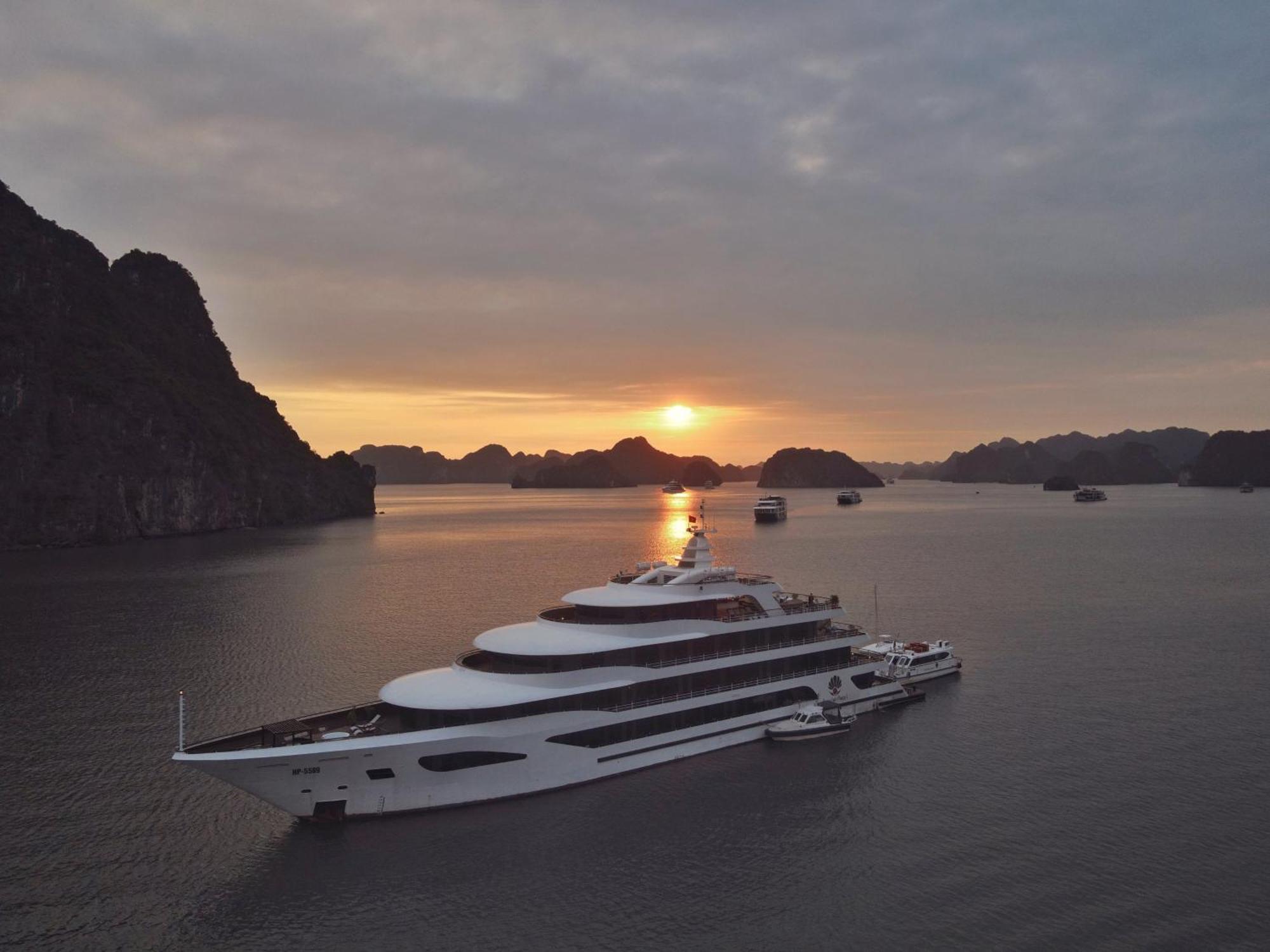 Scarlet Pearl Cruises - Wonder On Lan Ha Bay Hotell Ha Long Exteriör bild